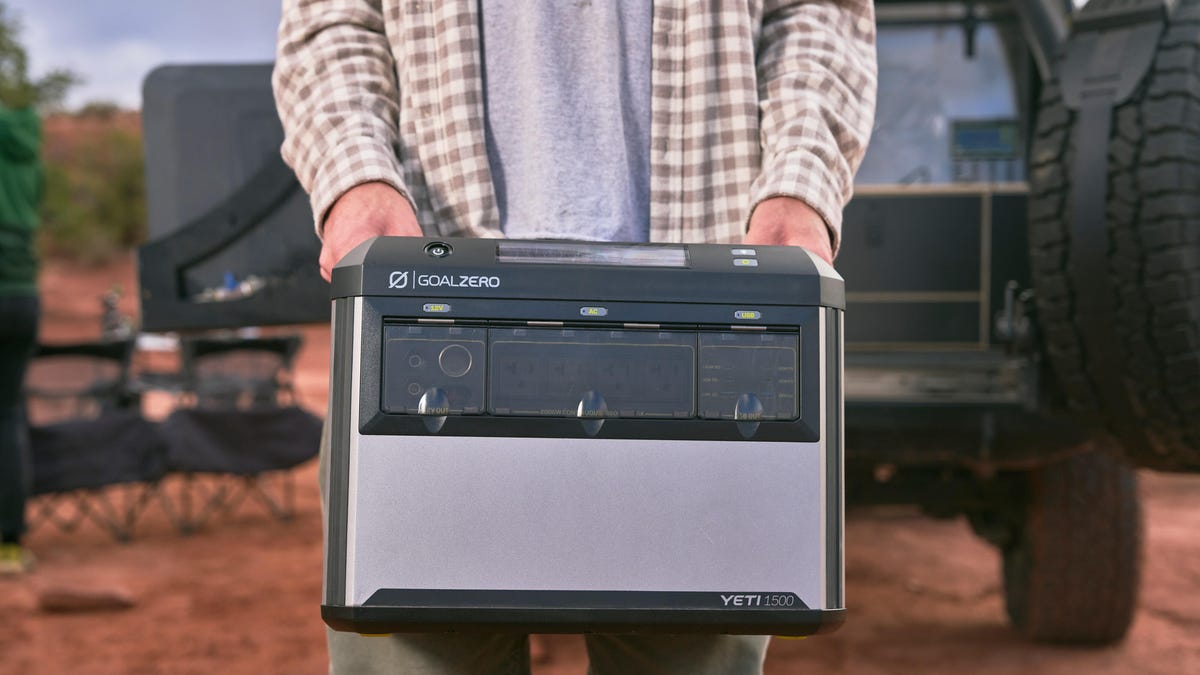 Man carrying the Yeti 1500 power station