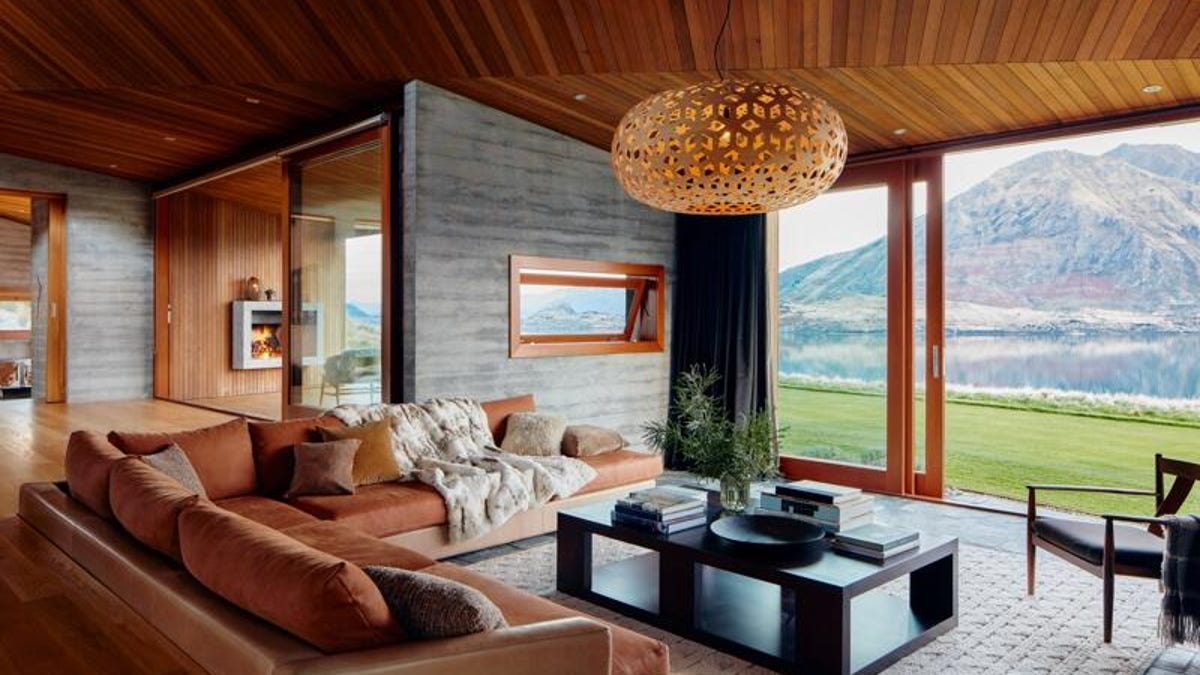 pjm020719q202-luxe-wanakanz-livingroom-0264-lighton-r1