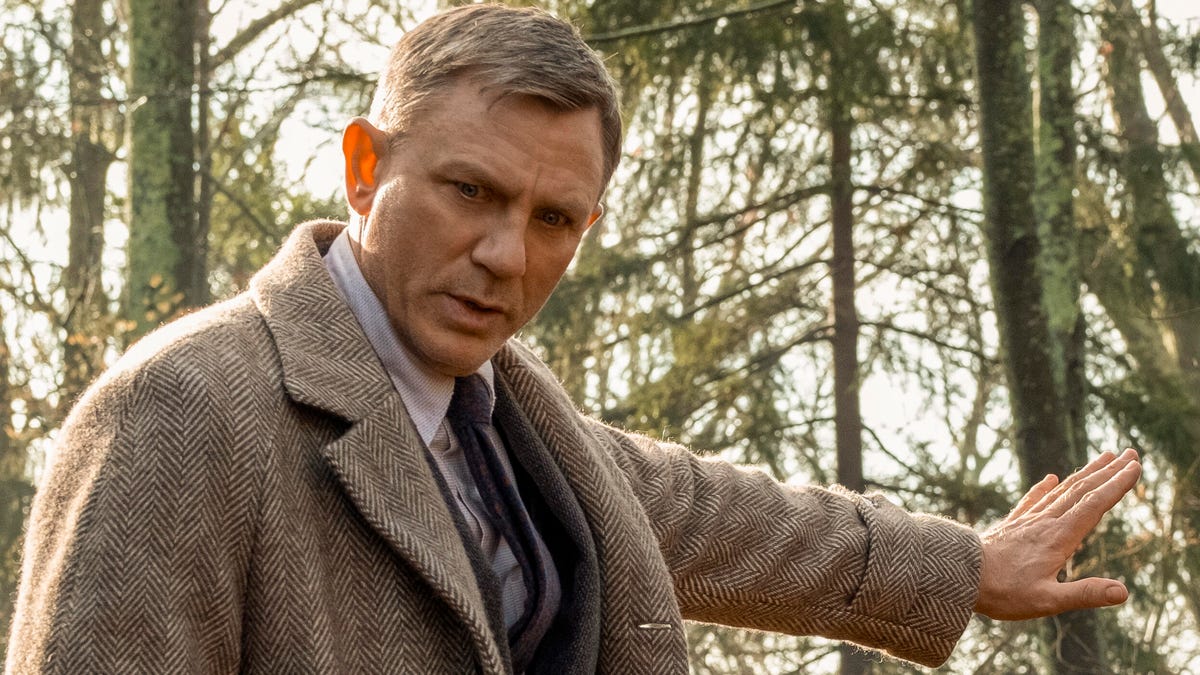 knives-out-woods-2-daniel-craig-promo