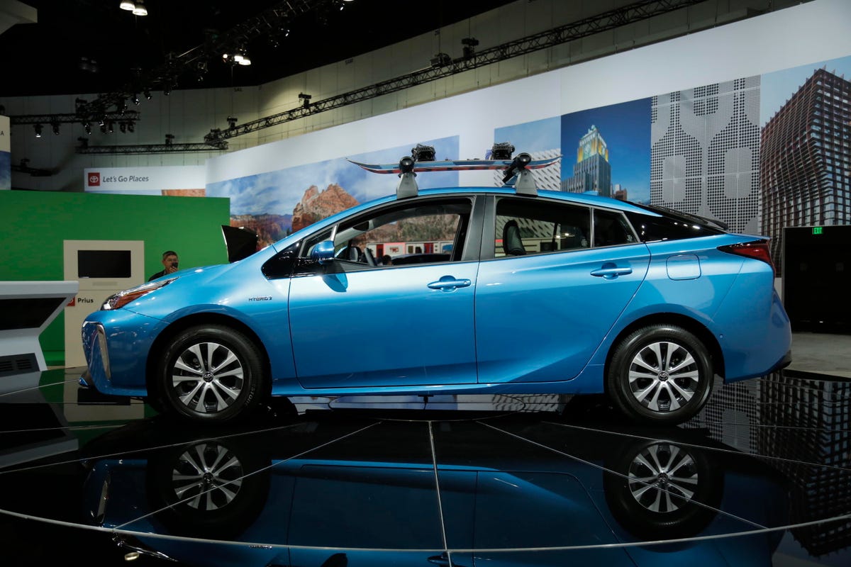 2020-toyota-prius-awd-001