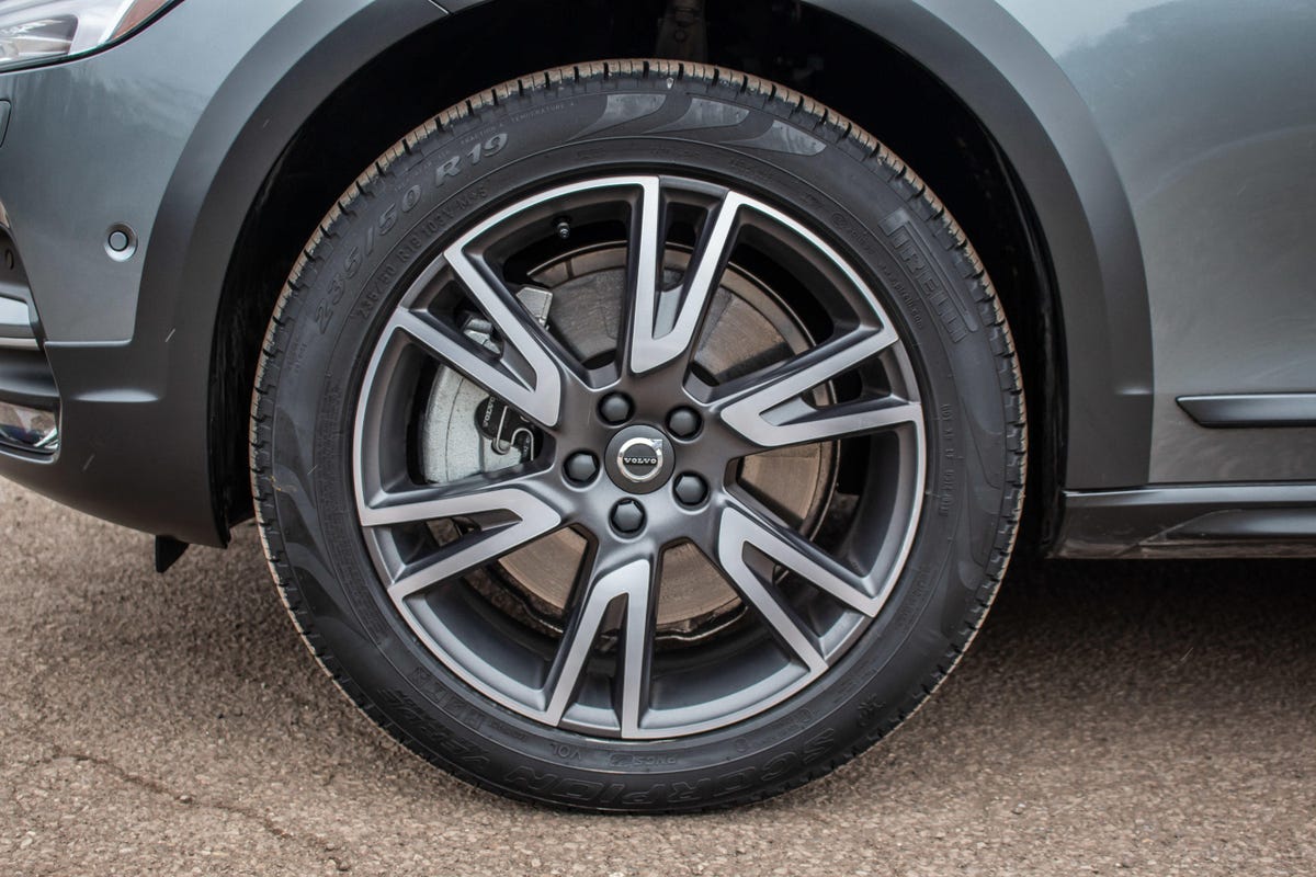 2019-volvo-v90-cross-country-30