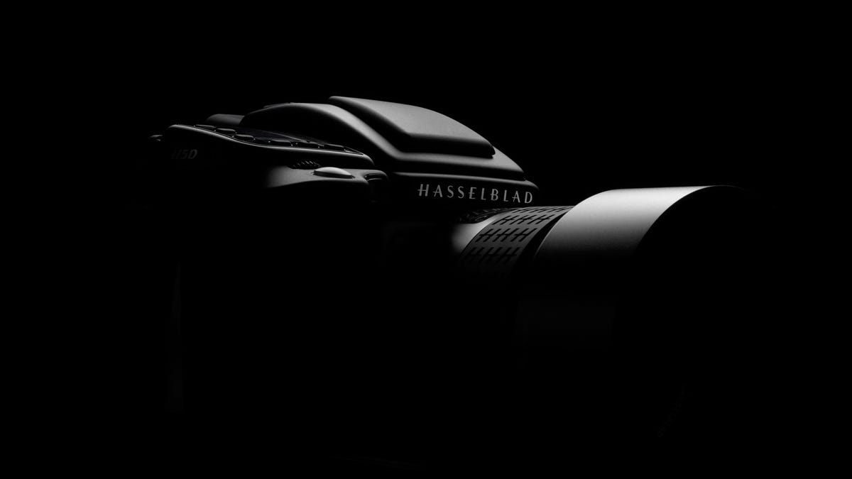 The Hasselblad H5D-50c will move the medium-format camera maker from CCD image sensor technology to CMOS technology.