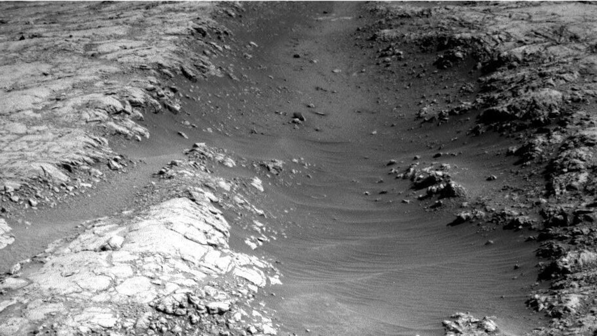 The Balby Trough, a curious landscape feature on Mars.