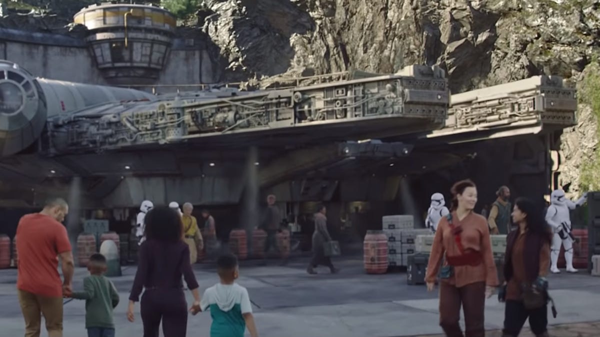 galaxys-edge-xmas-video-screenshot-7