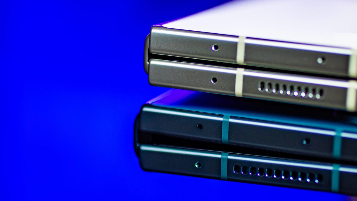 Comparison of the hinges on the Galaxy Z Fold 4 (bottom) and Z Fold 5