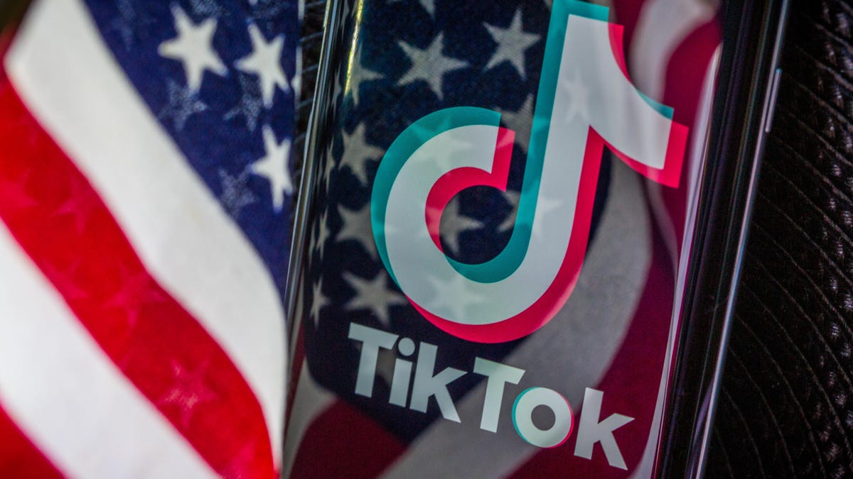 tiktok-united-states-flag-reflection-5325
