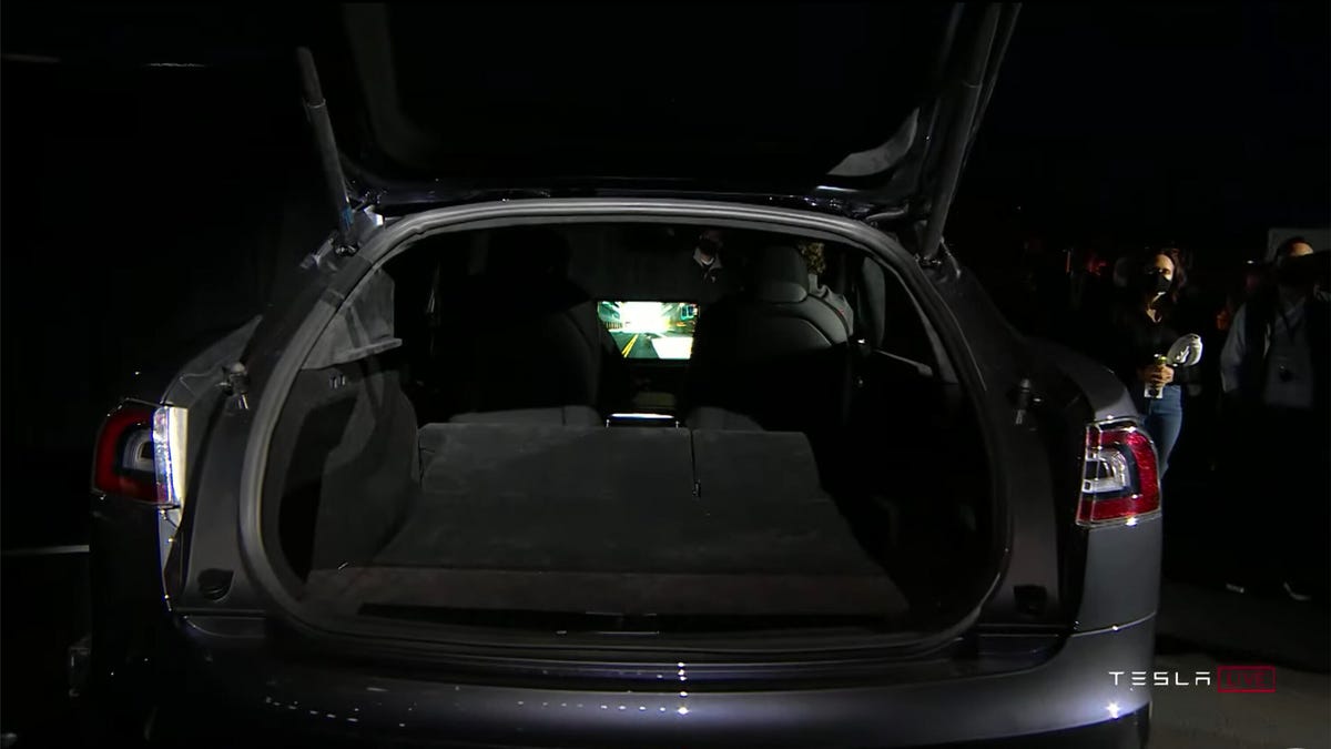 tesla-model-s-plaid-cyberpunk-2077