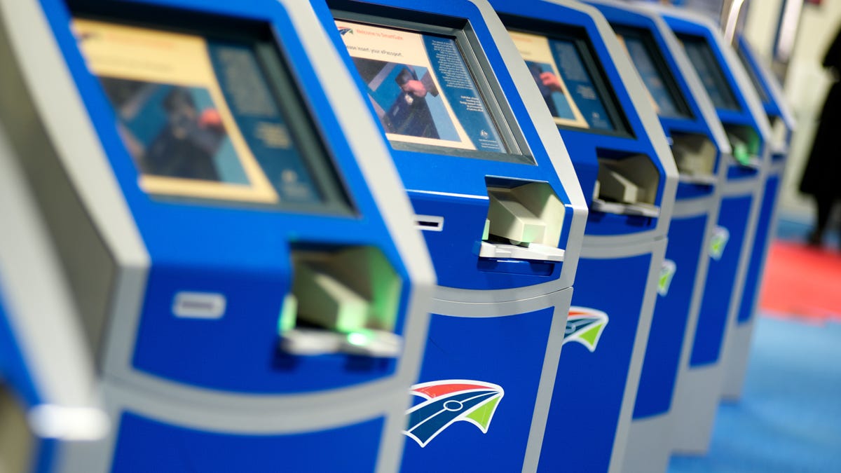 airport-smartgate-kiosks.jpg