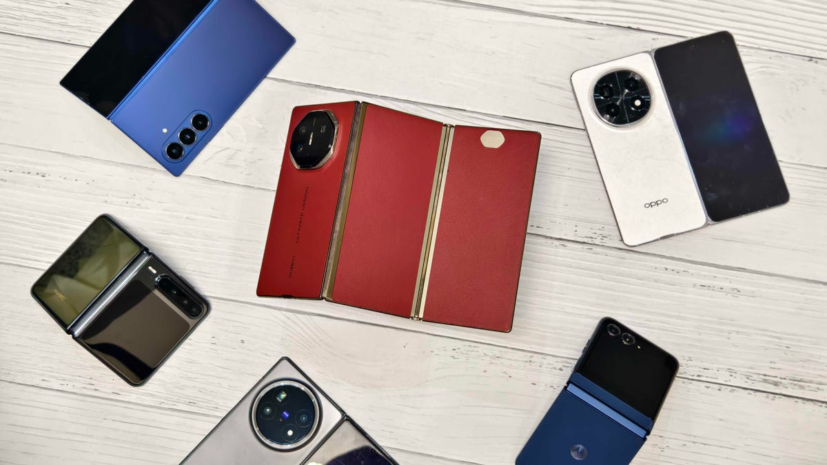 Huawei Mate XT Ultimate Design with the Galaxy Z Fold 7, Oppo Find N5, Huawei Pura X, Vivo X Fold 5 and Motorola Razr 2025 in the background.