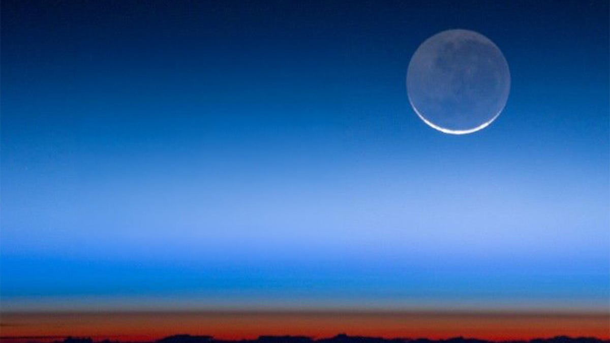 A graphic showing what Earthshine looks like.