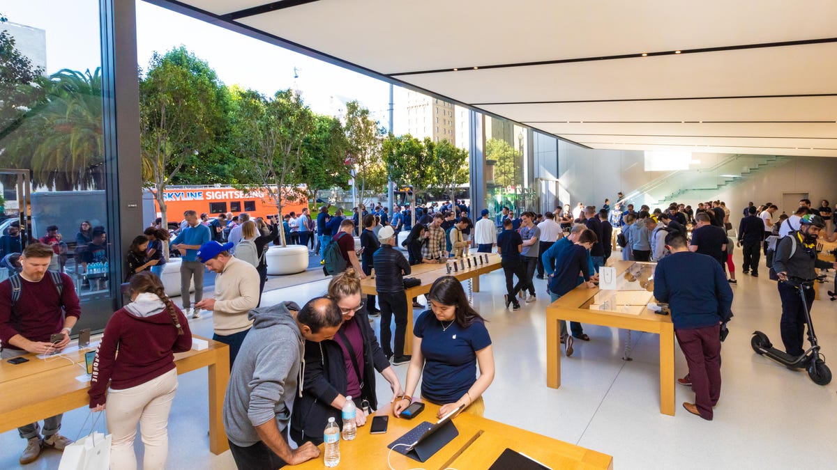 apple-store-iphone-11-on-sale-union-square-sf-0318