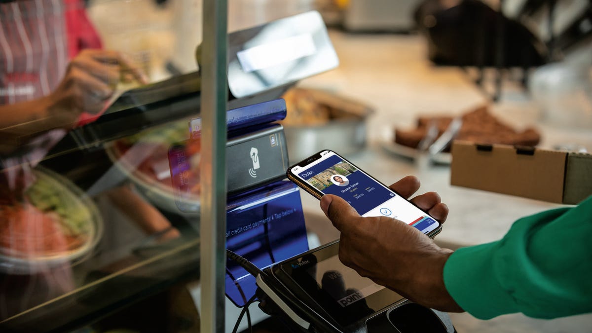 student-id-card-in-apple-wallet-in-action-at-duke-dining-1
