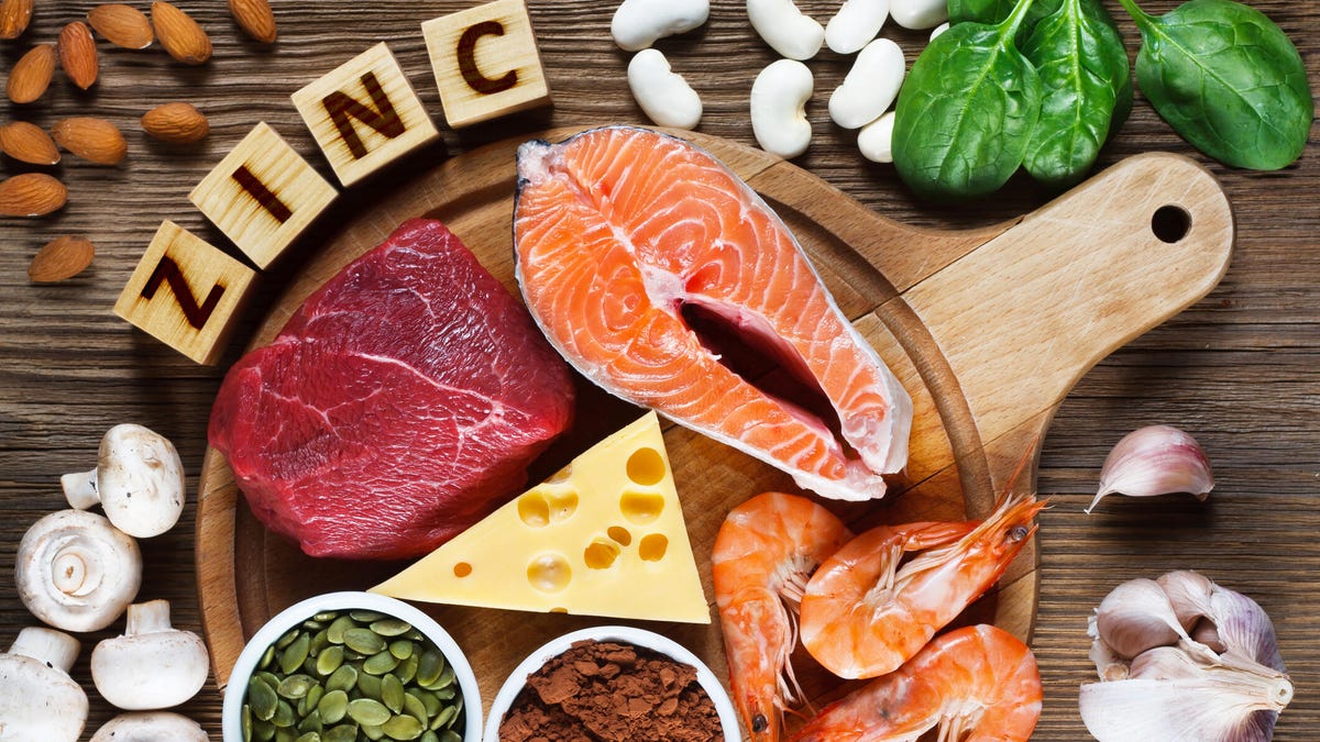 Foods high in zinc like salmon, shrimp, beef, yellow cheese, spinach, mushrooms, cocoa, pumpkin seeds, garlic, bean and almonds.