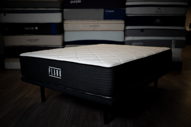plank-firm-luxe-mattress-2024-low-dl-jg-4.jpg