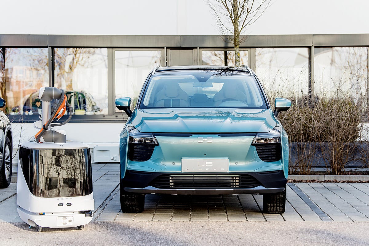 Aiways CARL charging robot