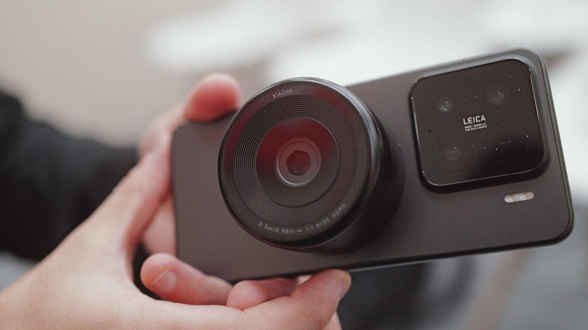 Image of a phone with a camera lens attached