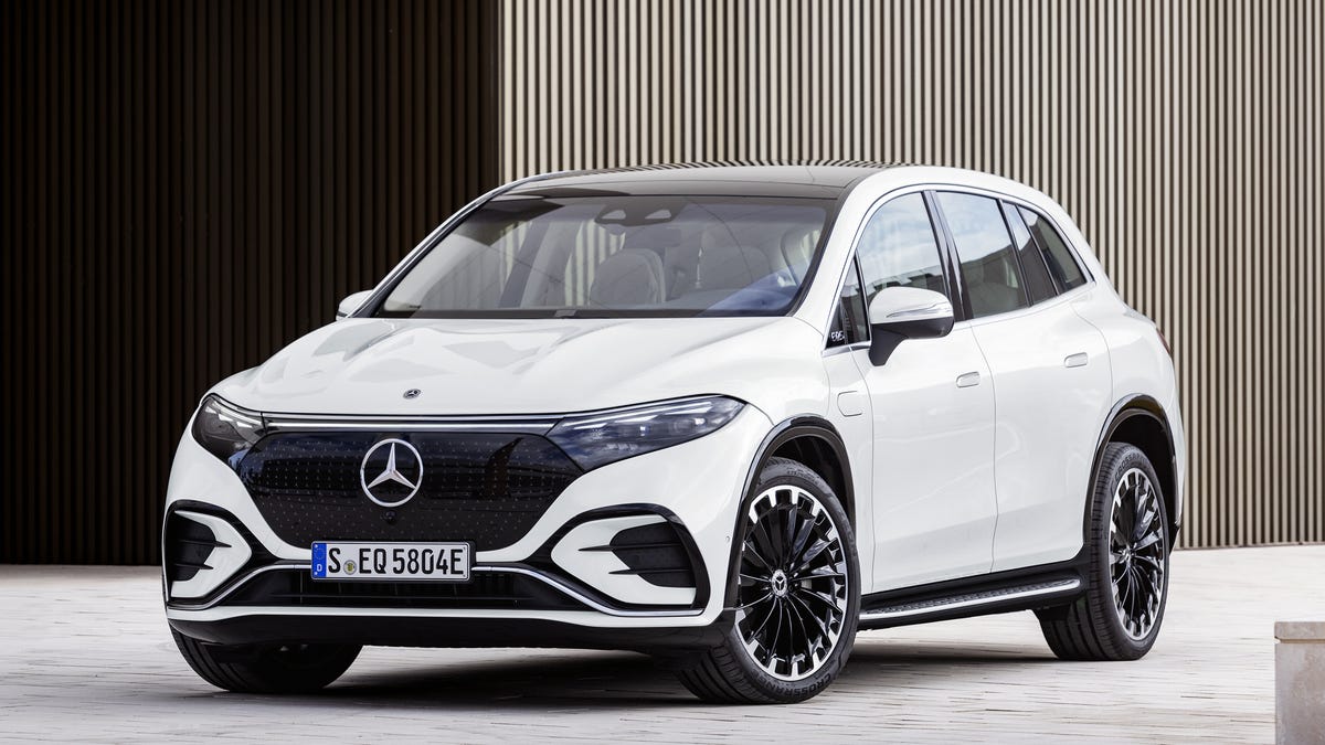 2023 Mercedes-Benz EQS SUV front three quarter profile