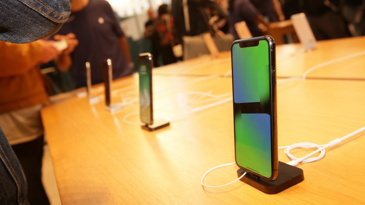 Apple iPhone X Sale goes on sale at NYC flagship store