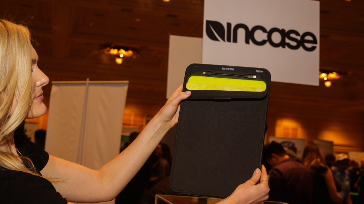 003-incase-charging-laptop-case-ces-2018
