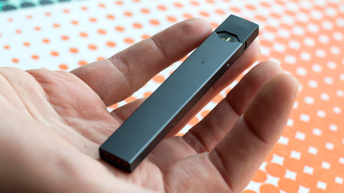 juul-in-hand