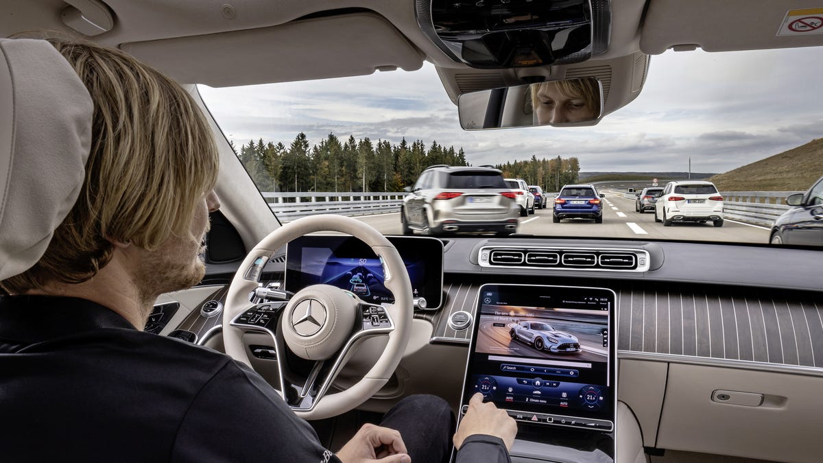 Mercedes-Benz Drive Pilot Hands-Free - interior
