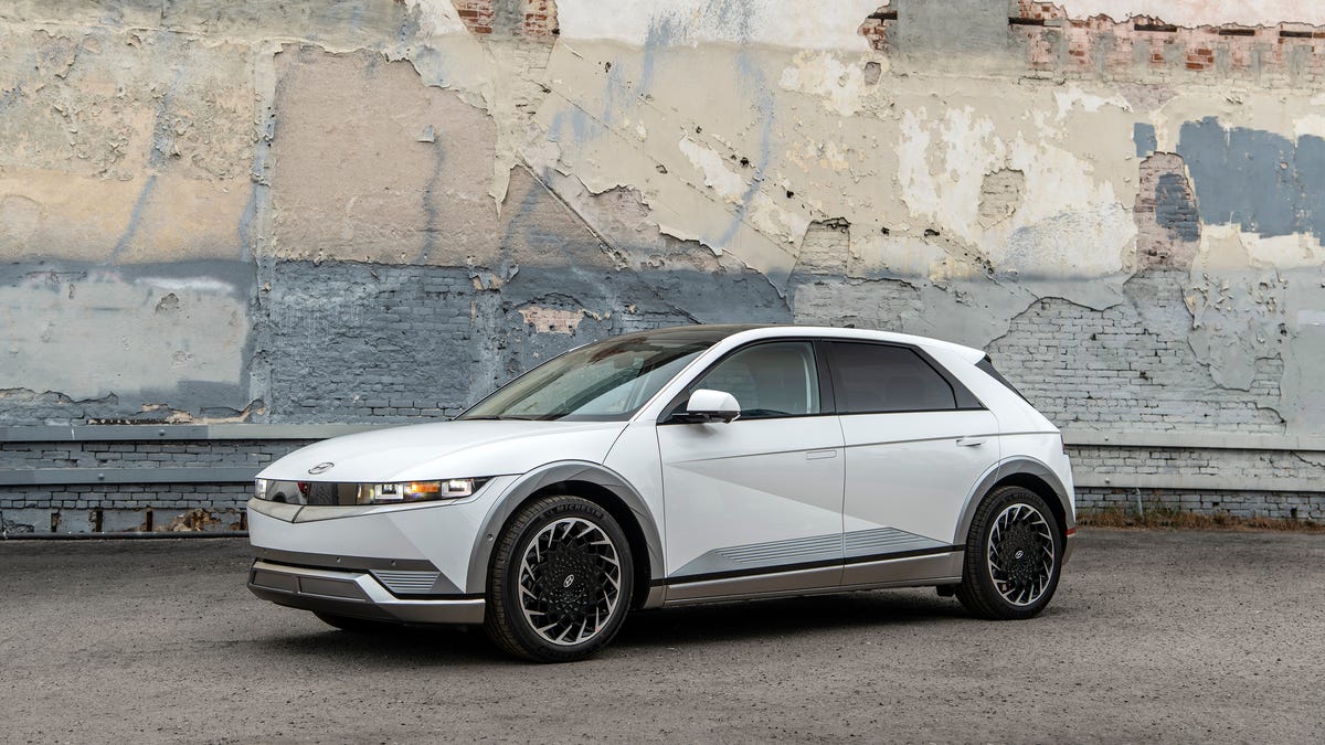 2022 Hyundai Ioniq 5 front 3/4 view, white