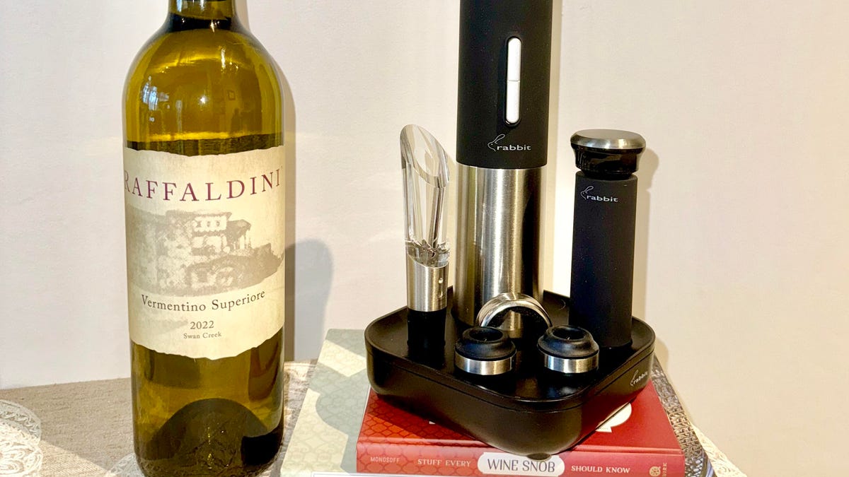 Wine bottle opener