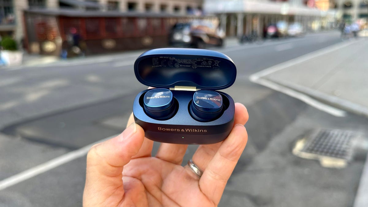 bowers-and-wilkins-pi8-midnight-blue