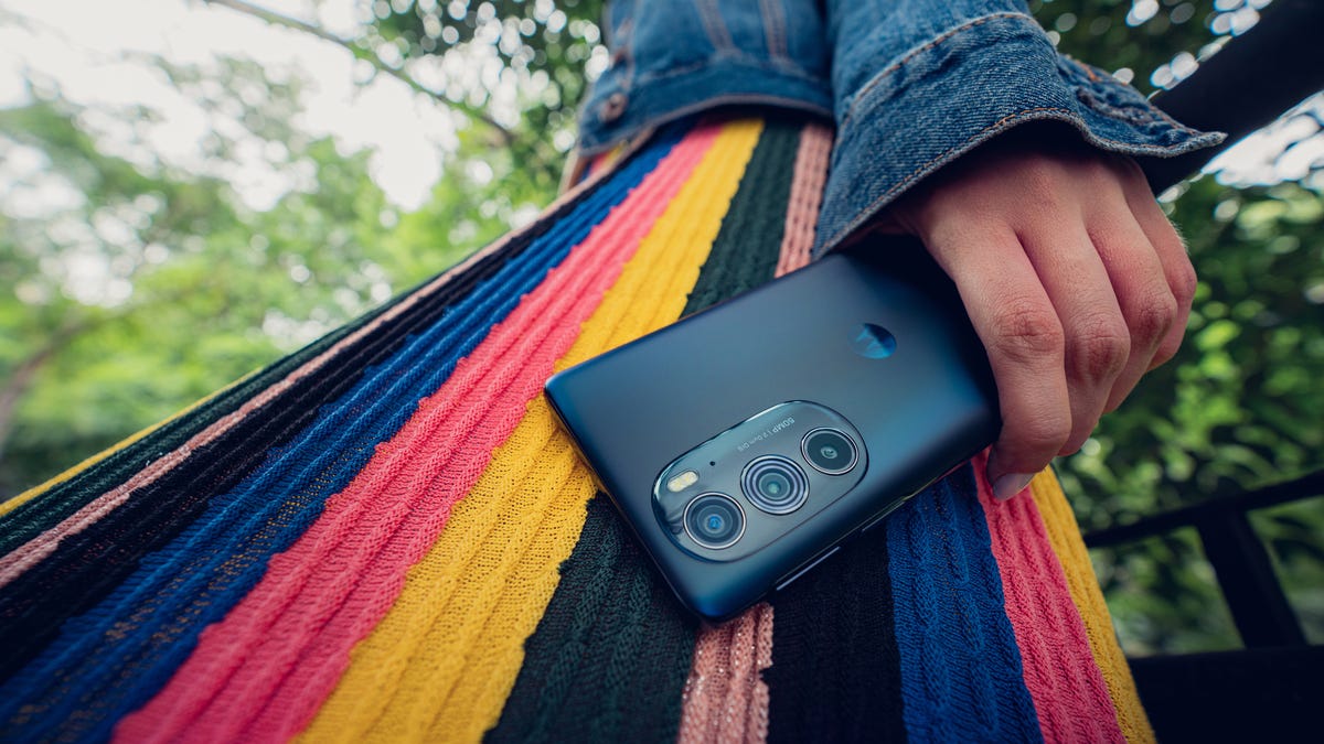 motorola-edge-2022-lifestyle-images-02